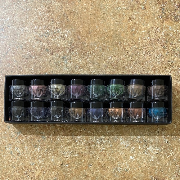 Younique Black Embossed Makeup Case w/Colorful Eyeshadows, Blush and Concealer - Picture 6 of 7